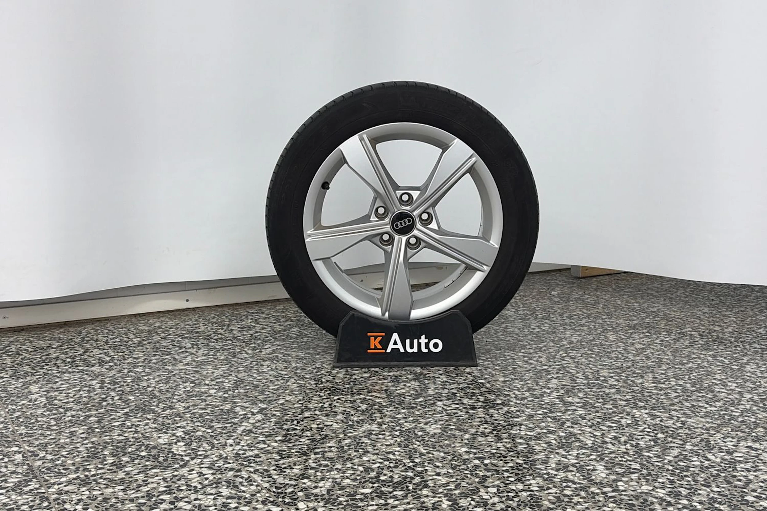 musta Audi A4 2023 kuva 13.