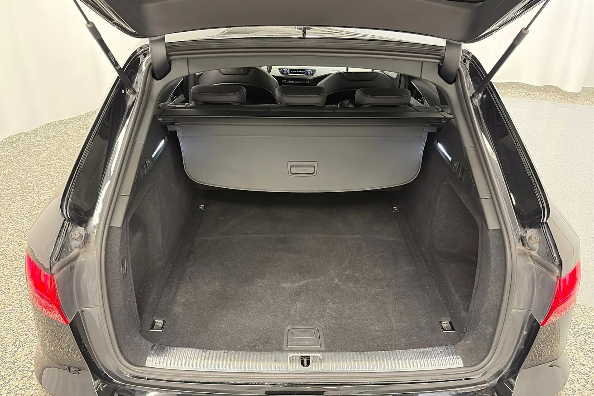 musta Audi A4 2023 kuva 15.