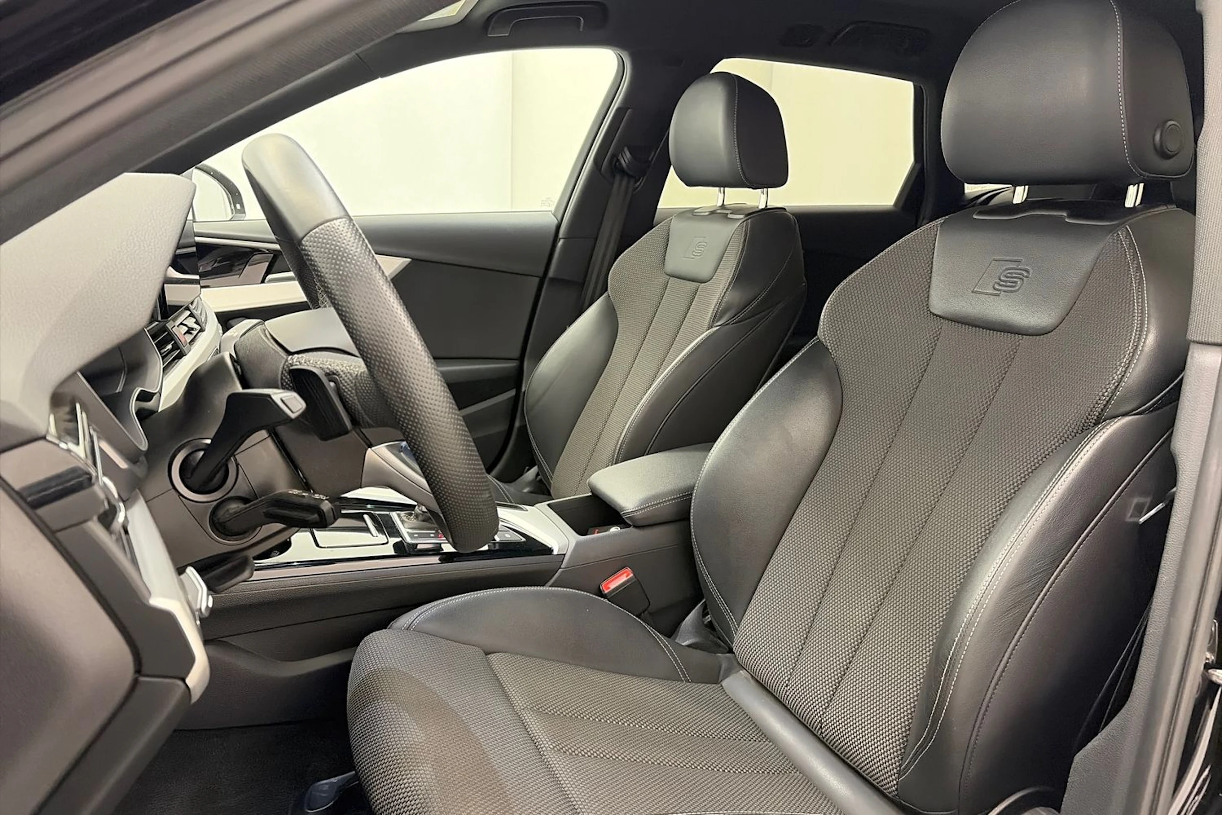 musta Audi A4 2023 kuva 18.