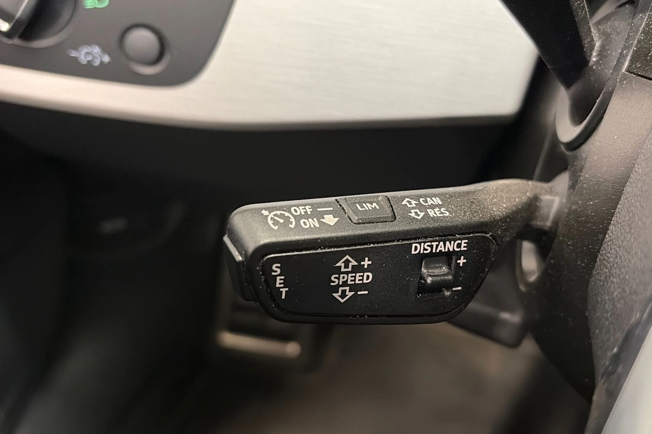 musta Audi A4 2023 kuva 22.