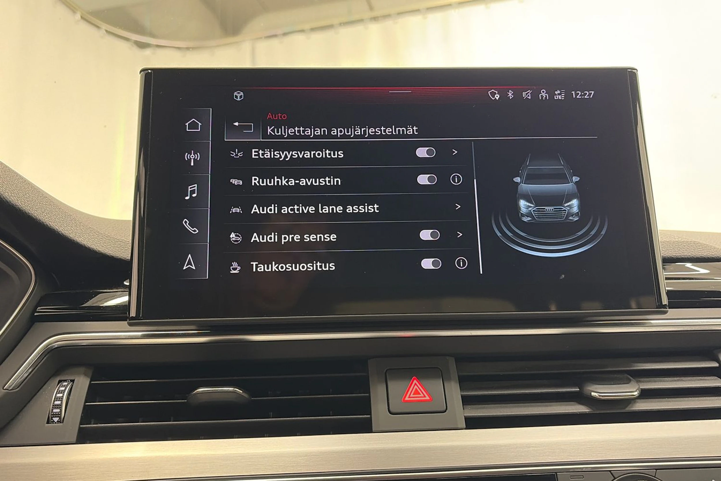 musta Audi A4 2023 kuva 27.
