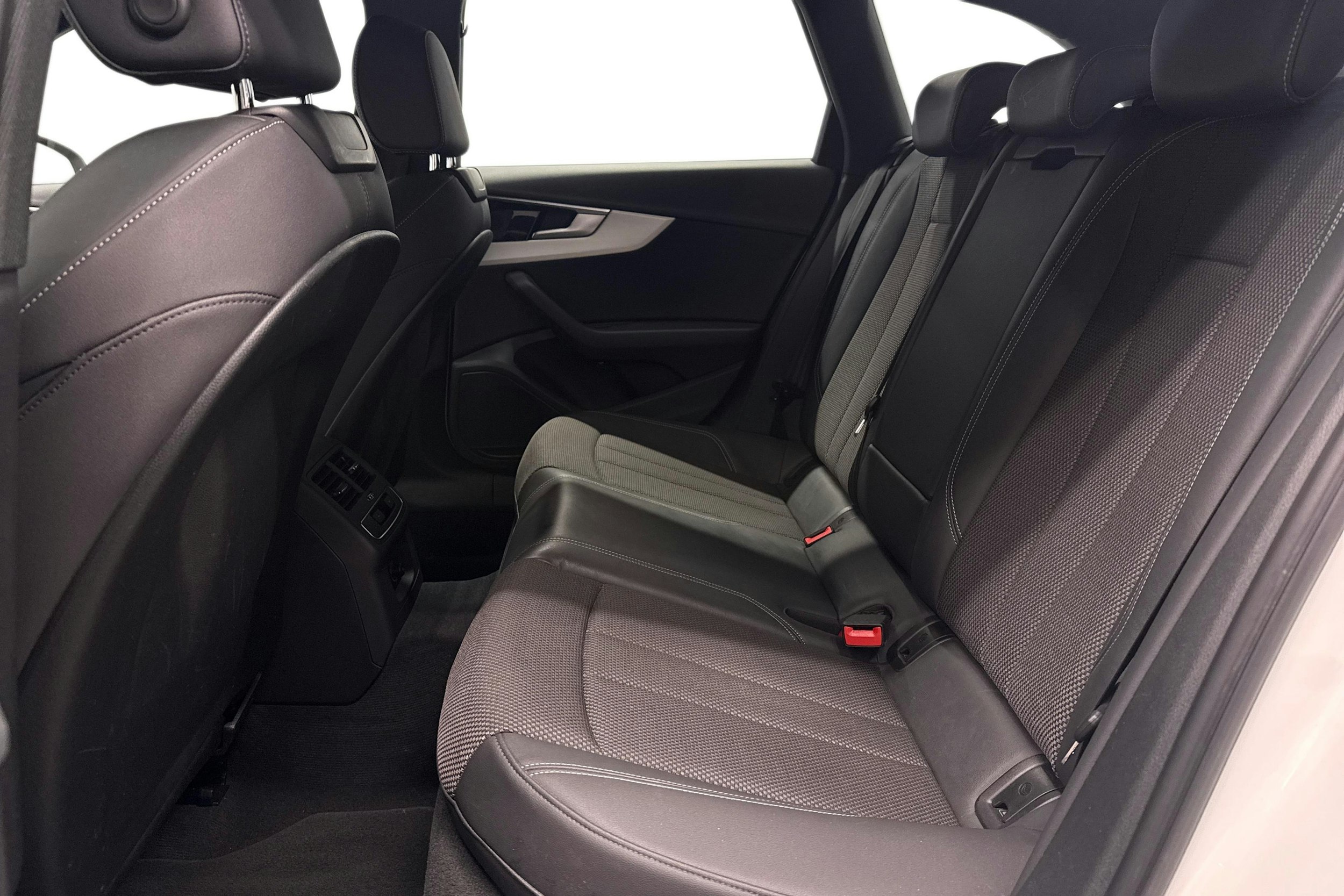 valkoinen Audi A4 2023 kuva 8.