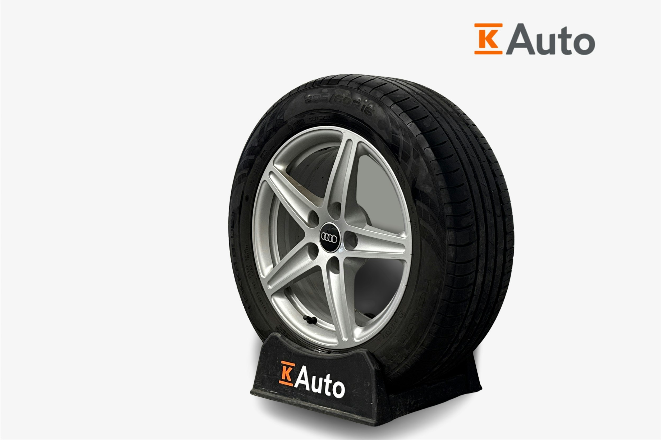 valkoinen Audi A4 2023 kuva 9.