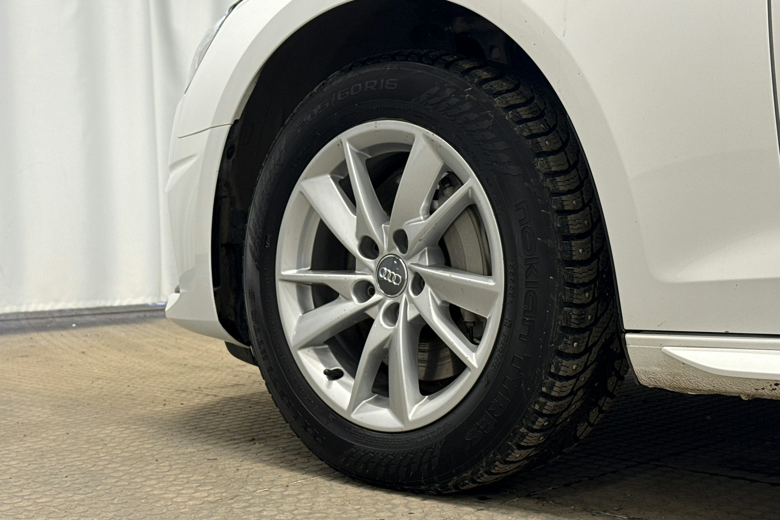 valkoinen Audi A4 2023 kuva 10.