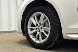 valkoinen Audi A4 2023 kuva 10.