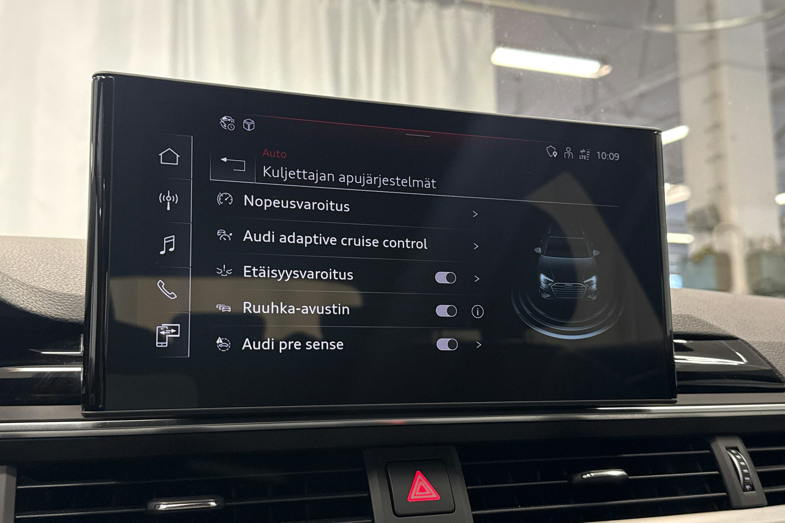 valkoinen Audi A4 2023 kuva 15.