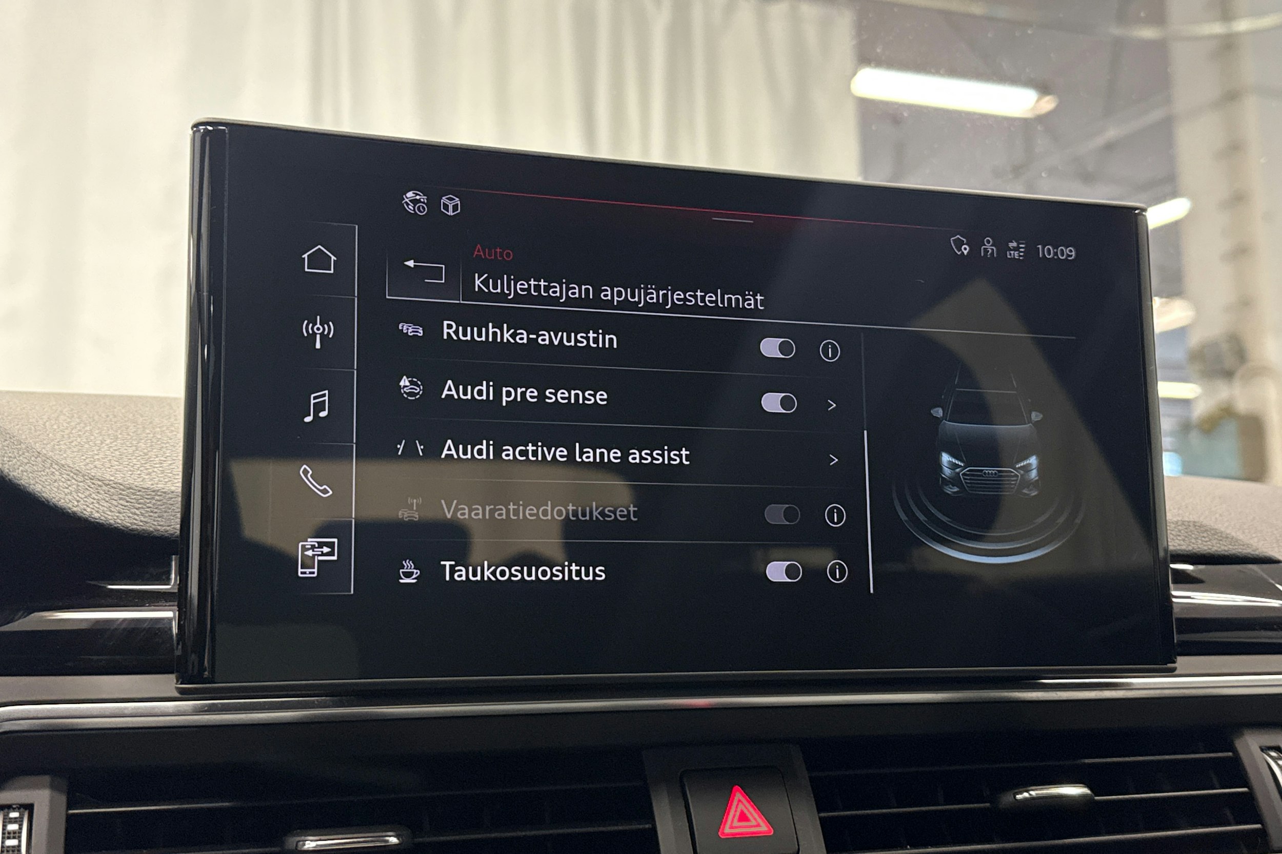 valkoinen Audi A4 2023 kuva 16.