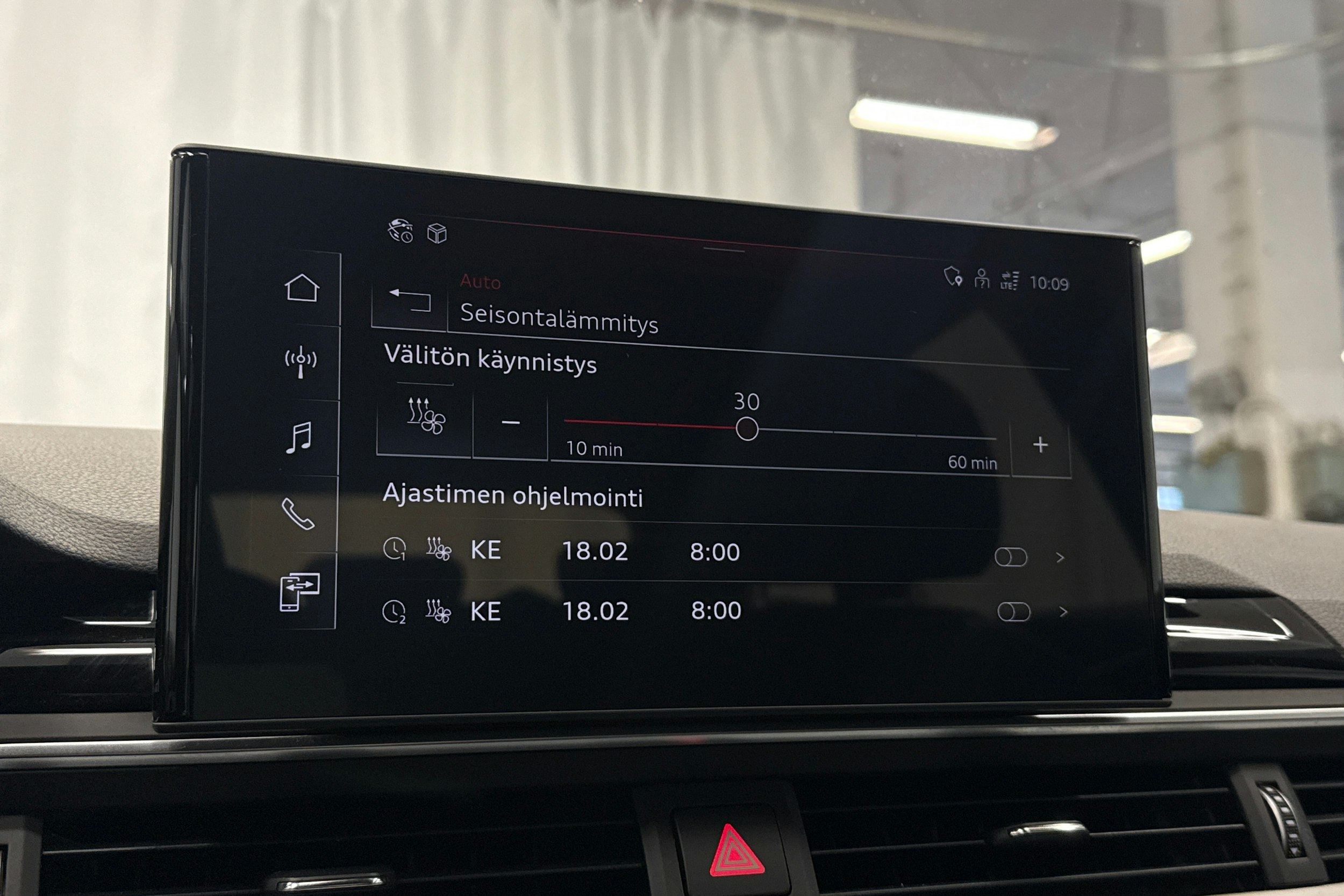 valkoinen Audi A4 2023 kuva 17.