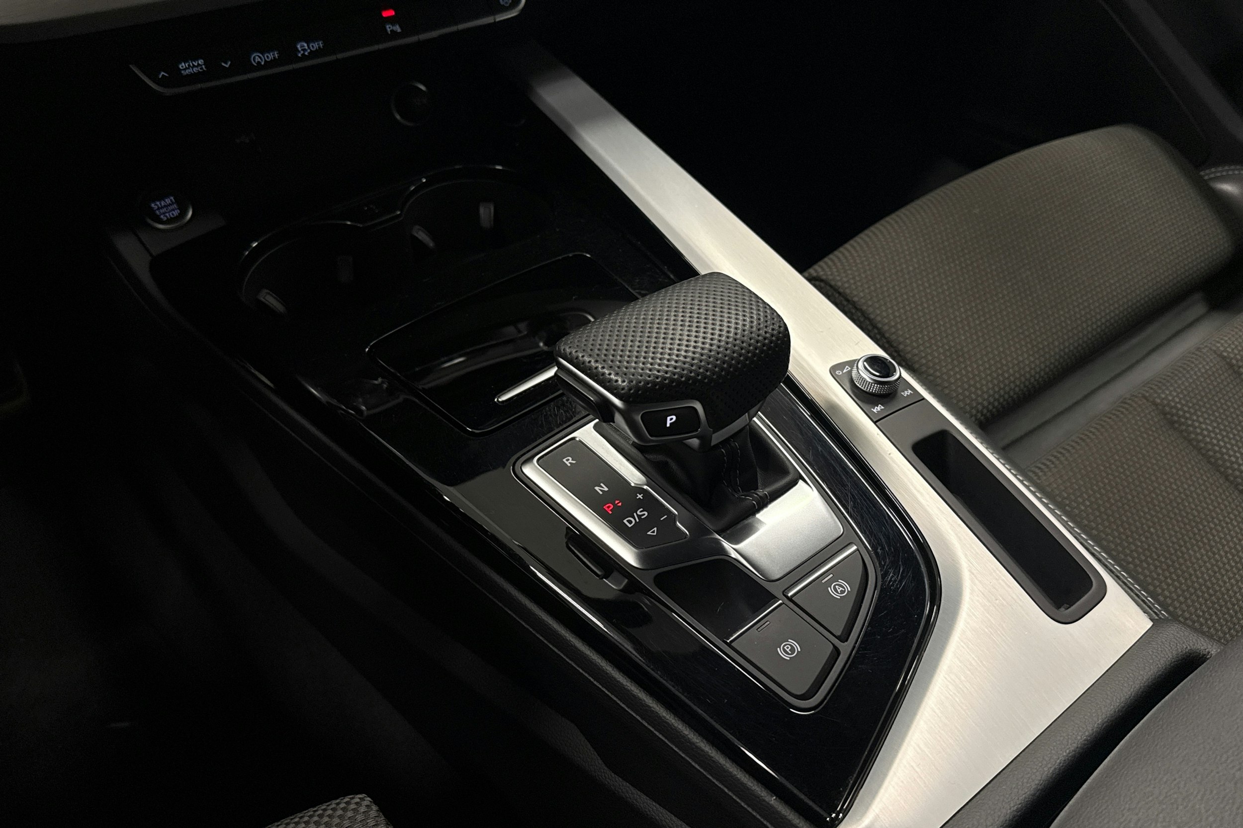 valkoinen Audi A4 2023 kuva 21.