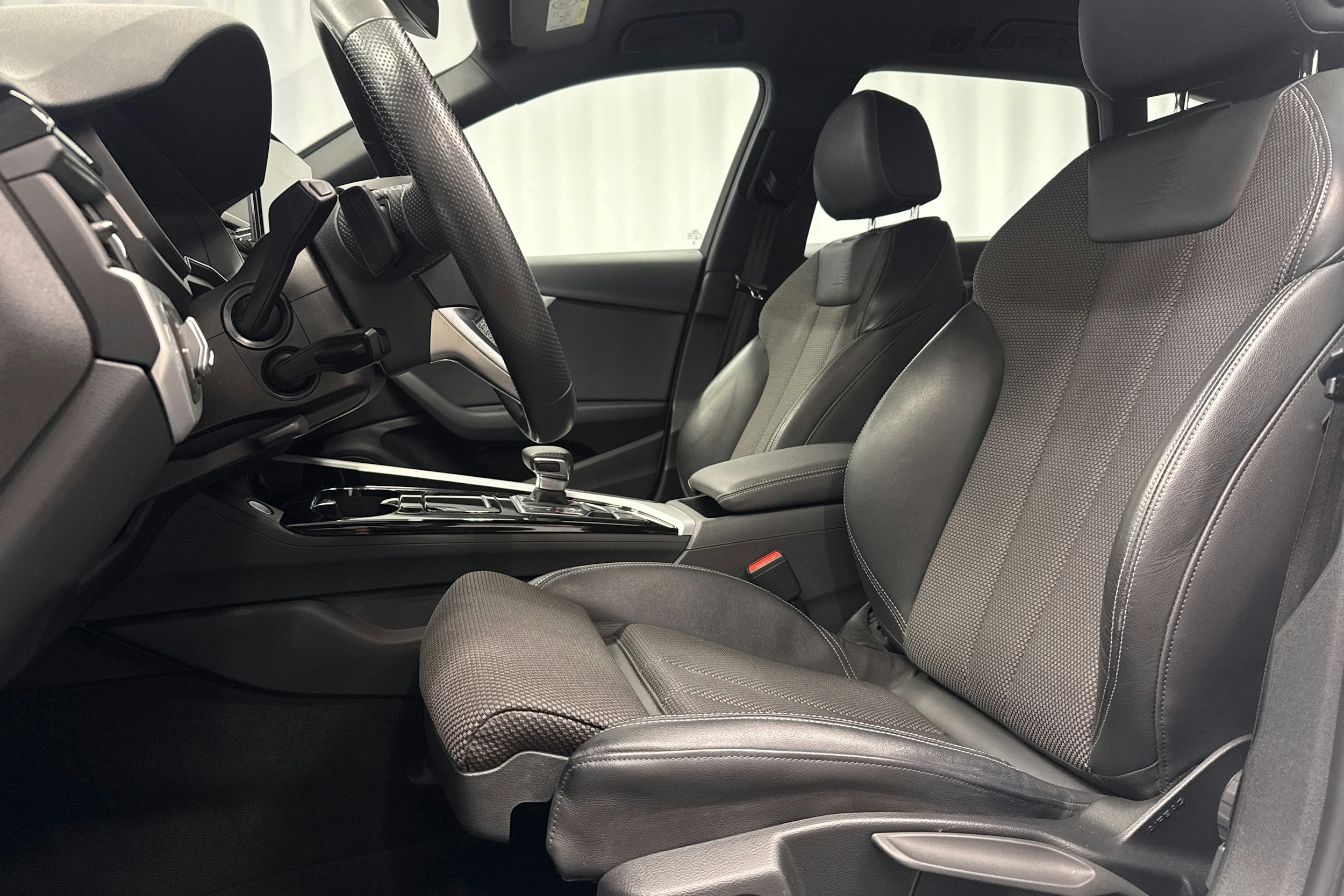 valkoinen Audi A4 2023 kuva 22.