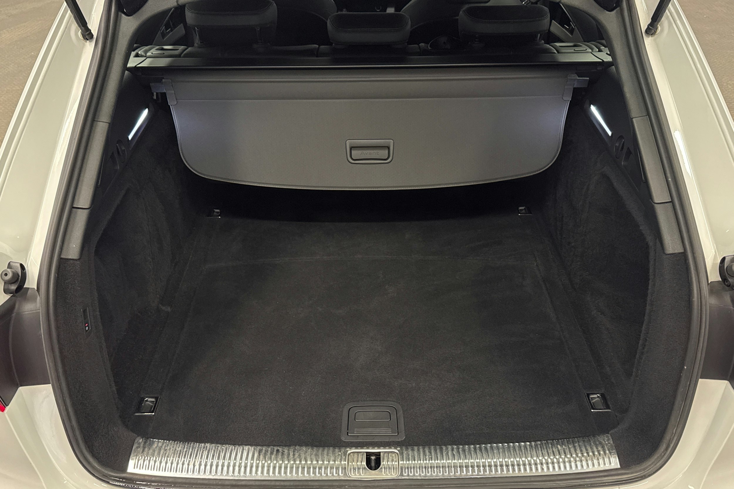 valkoinen Audi A4 2023 kuva 23.