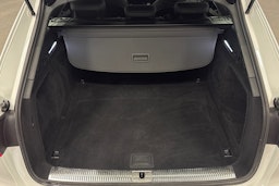 valkoinen Audi A4 2023 kuva 23.