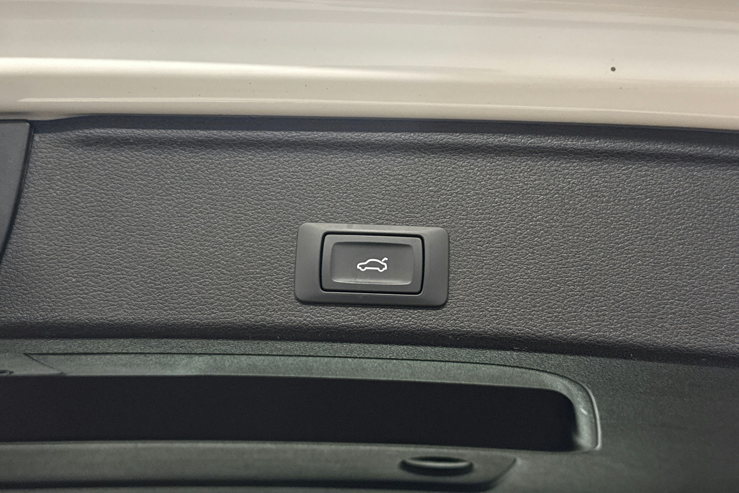 valkoinen Audi A4 2023 kuva 24.