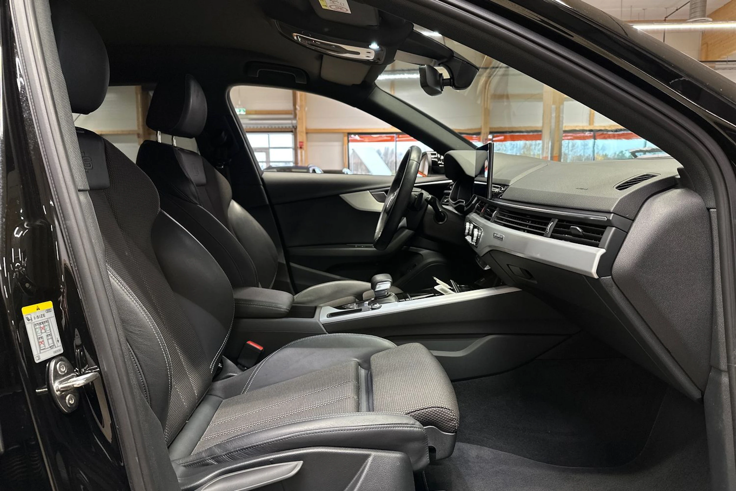 musta Audi A4 2023 kuva 11.