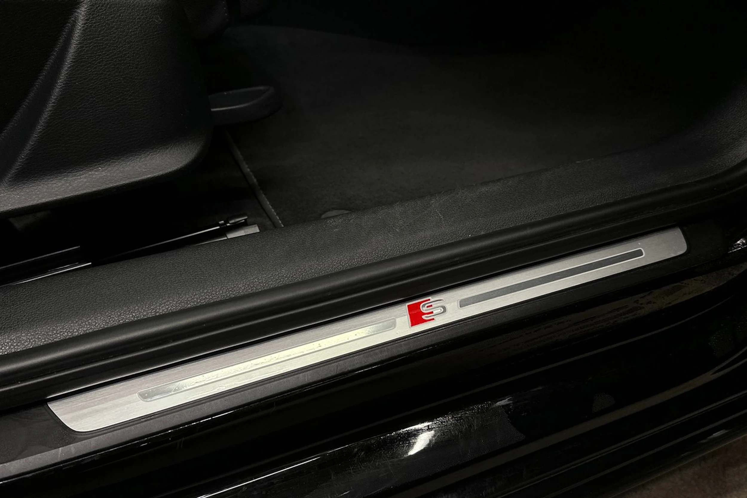 musta Audi A4 2023 kuva 12.