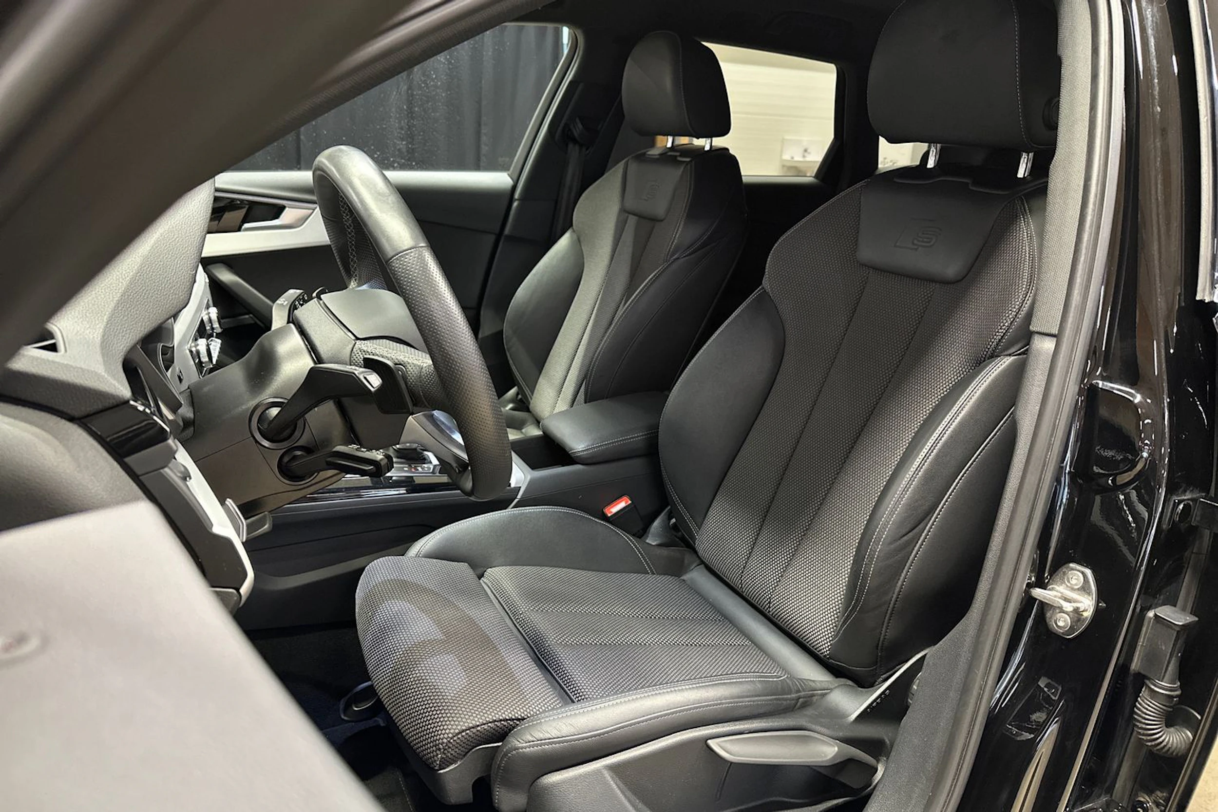musta Audi A4 2023 kuva 13.