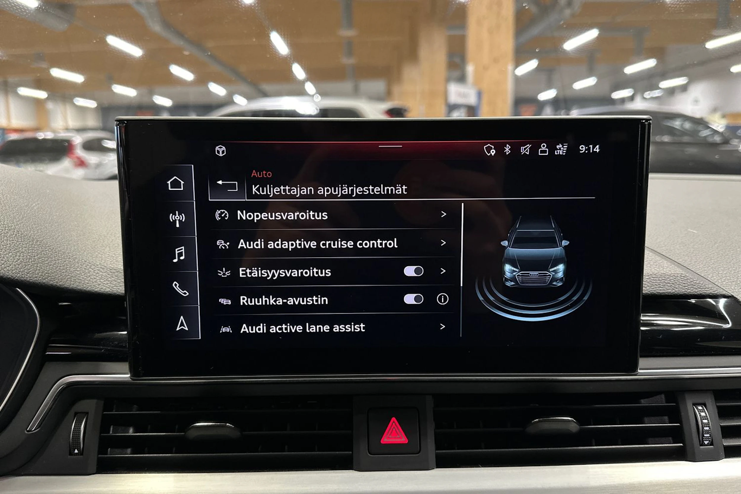 musta Audi A4 2023 kuva 17.