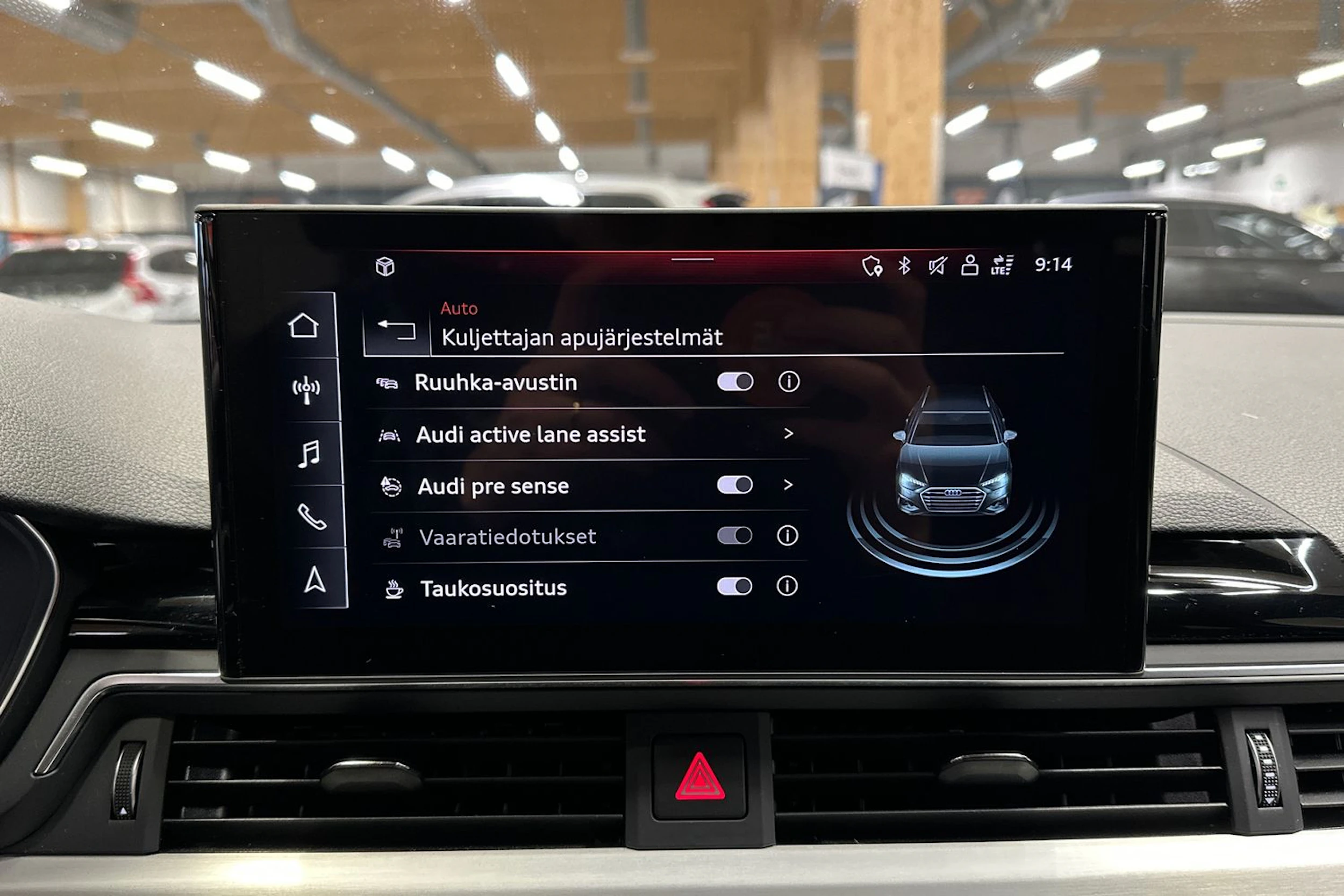 musta Audi A4 2023 kuva 18.