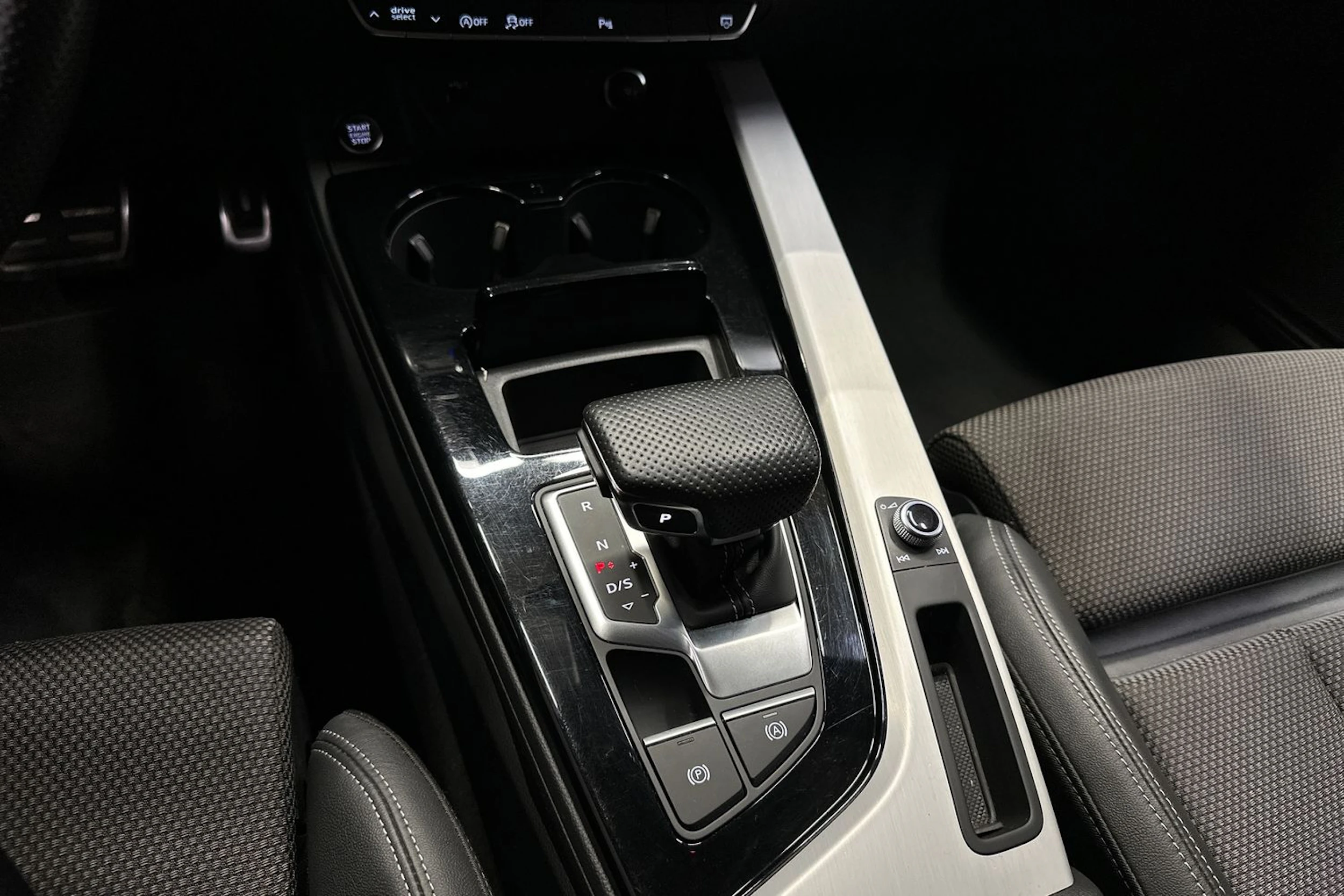 musta Audi A4 2023 kuva 21.
