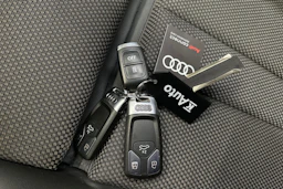 musta Audi A4 2023 kuva 22.