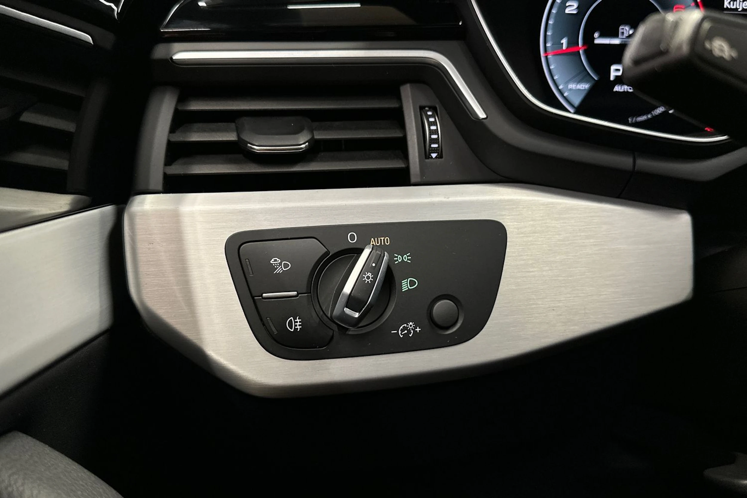 musta Audi A4 2023 kuva 27.