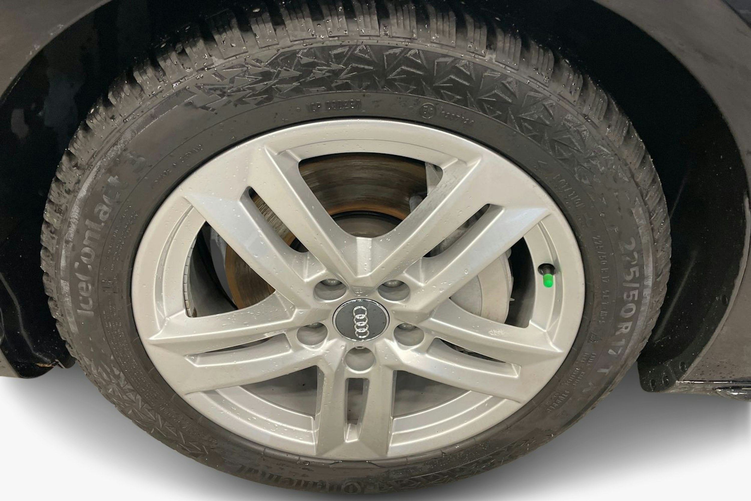 musta Audi A4 2023 kuva 11.