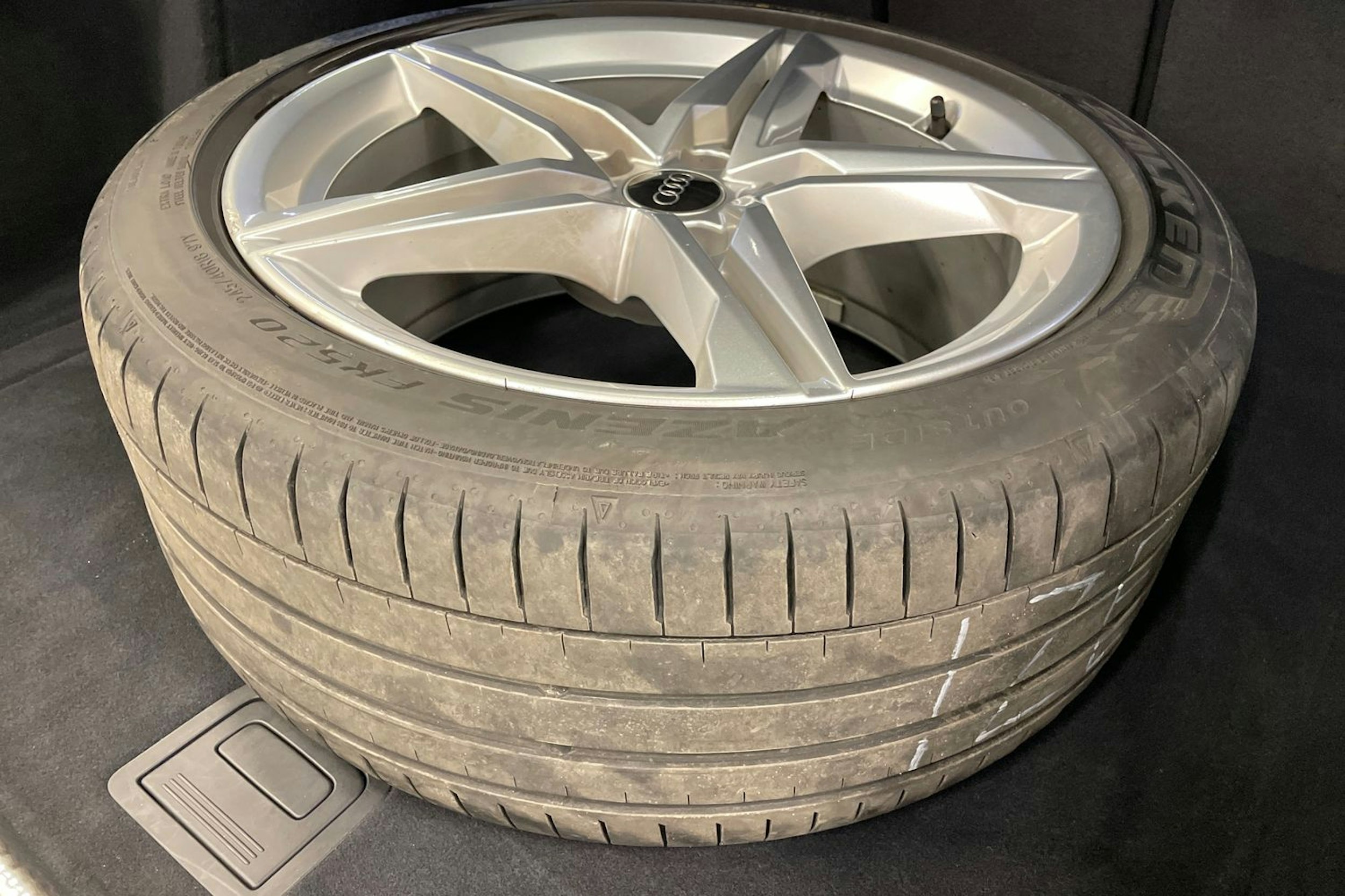 musta Audi A4 2023 kuva 13.