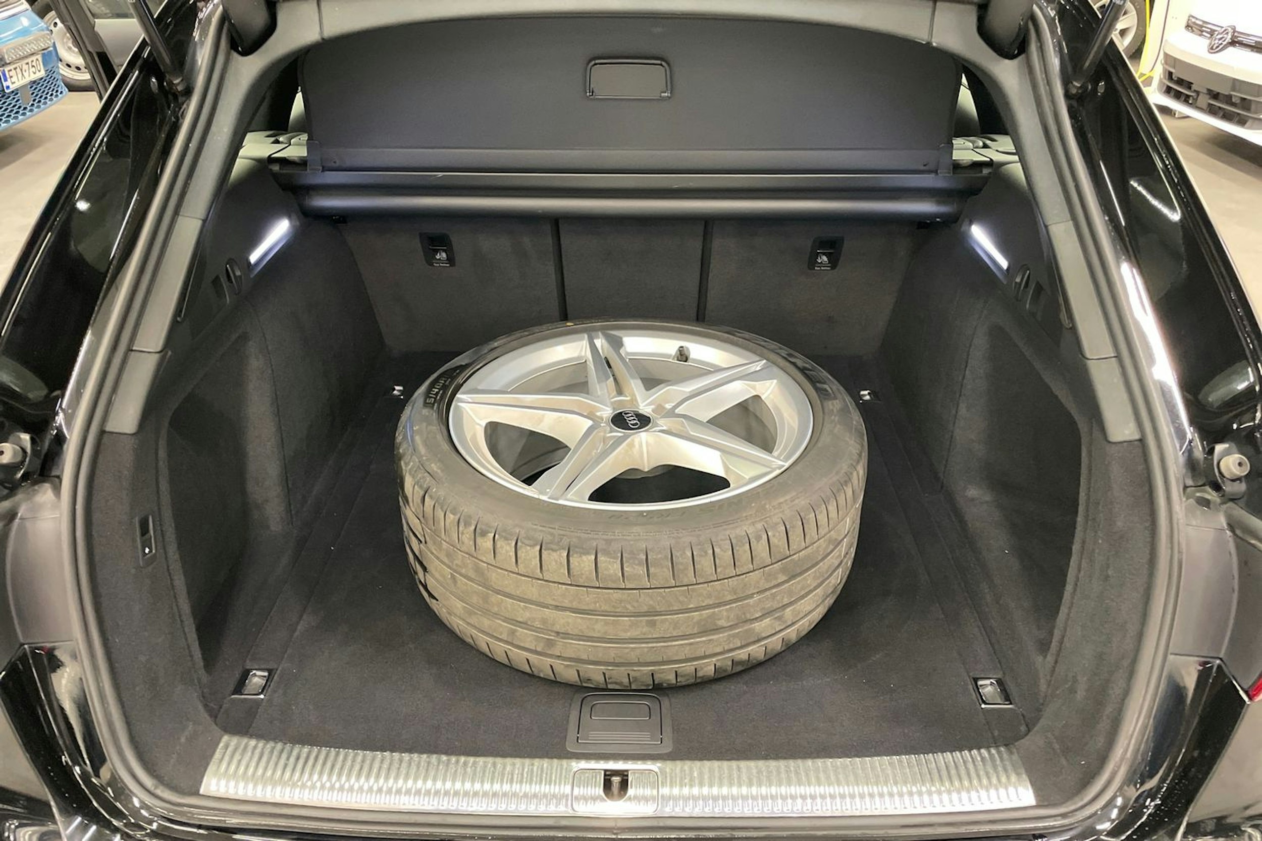 musta Audi A4 2023 kuva 14.