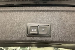 musta Audi A4 2023 kuva 16.