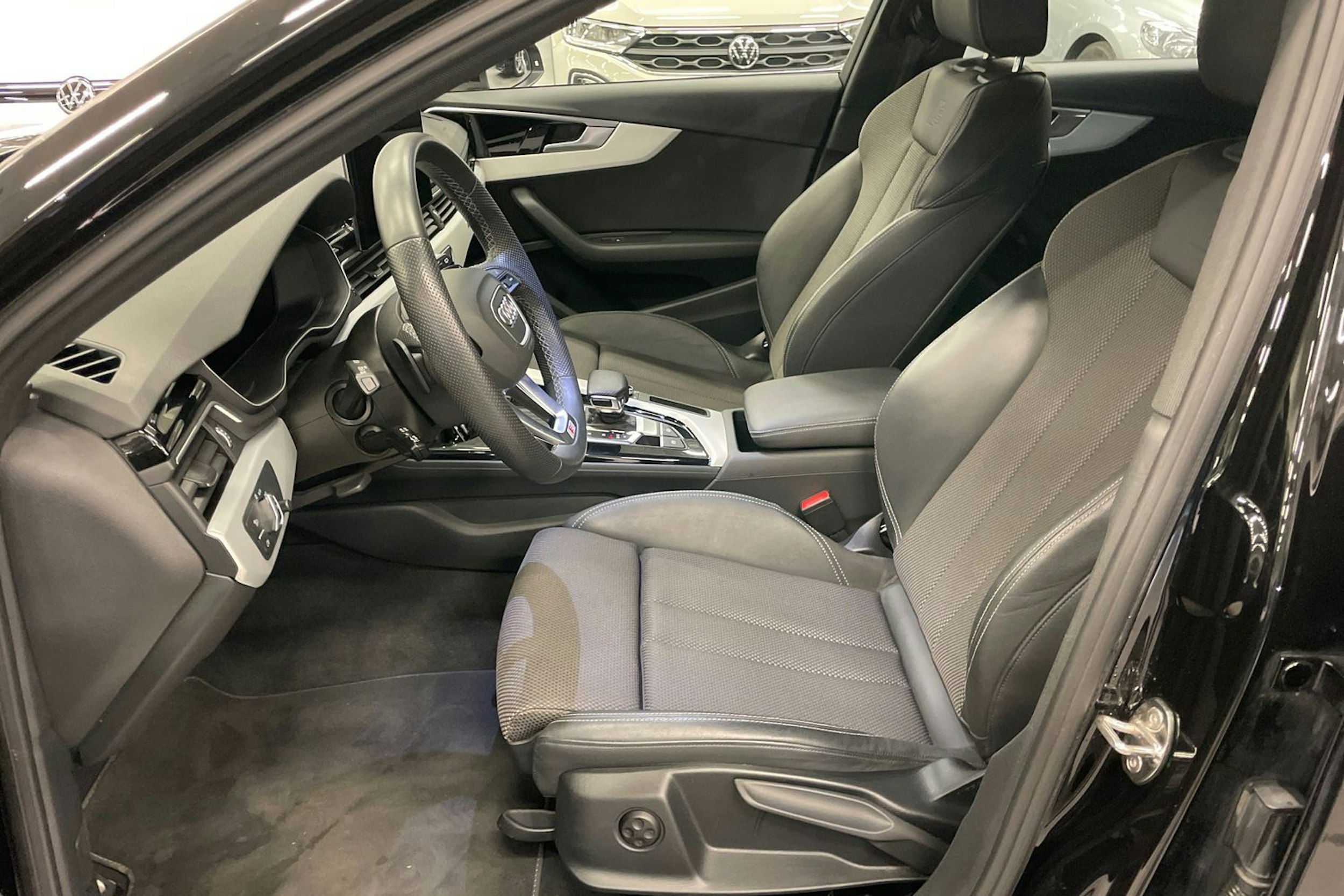 musta Audi A4 2023 kuva 17.