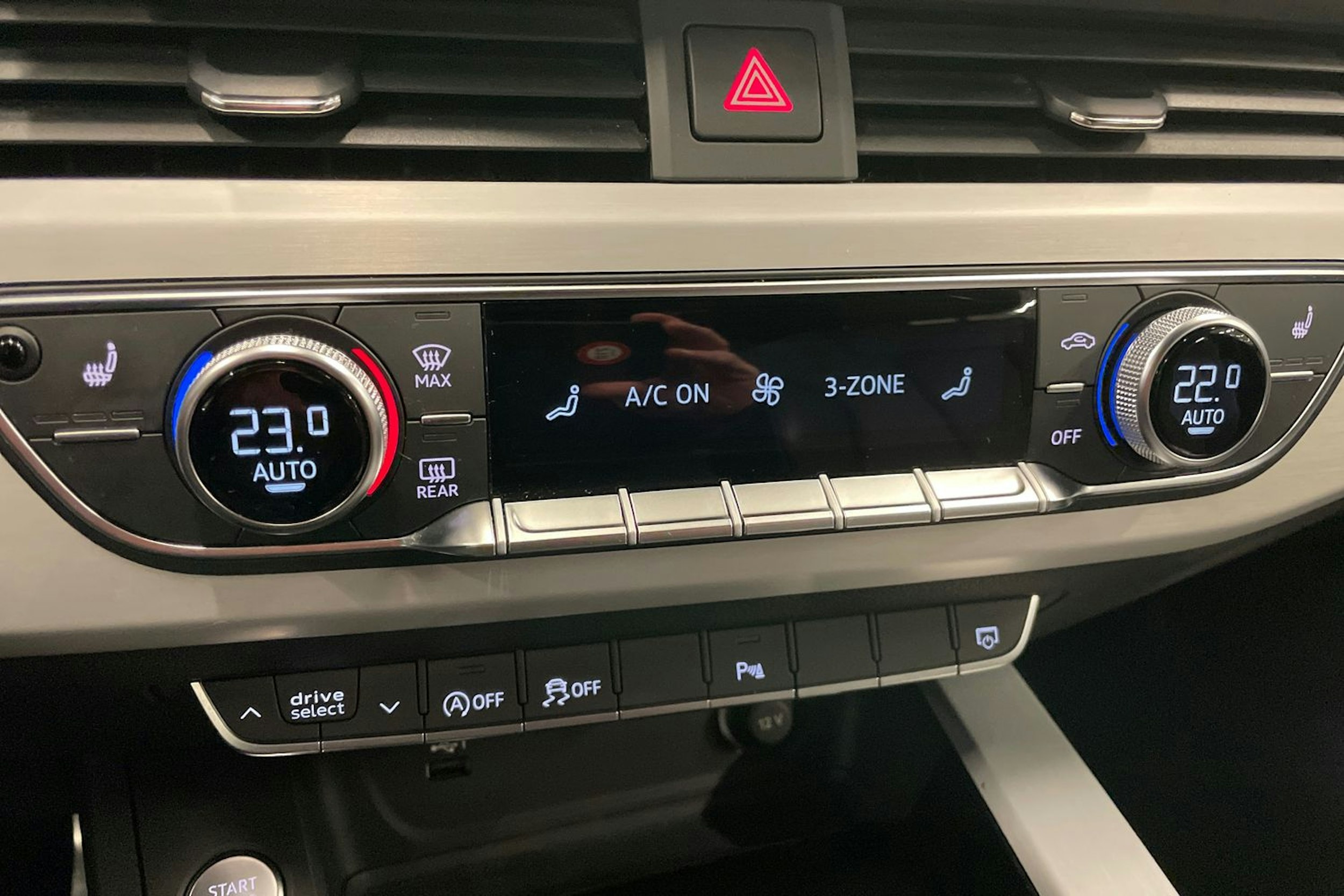 musta Audi A4 2023 kuva 19.