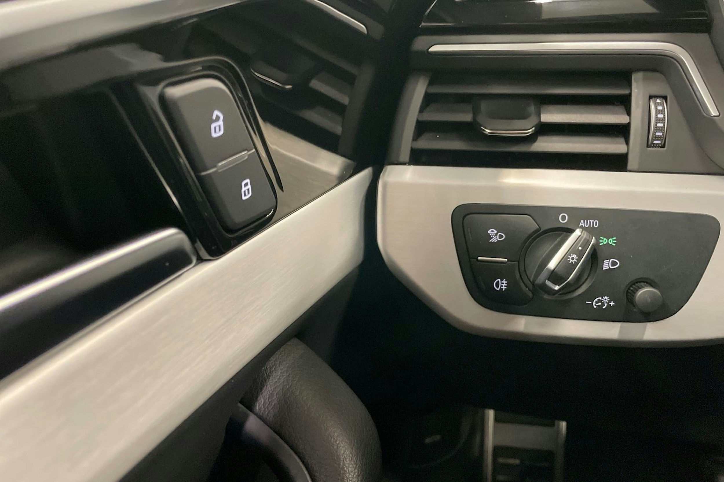 musta Audi A4 2023 kuva 28.