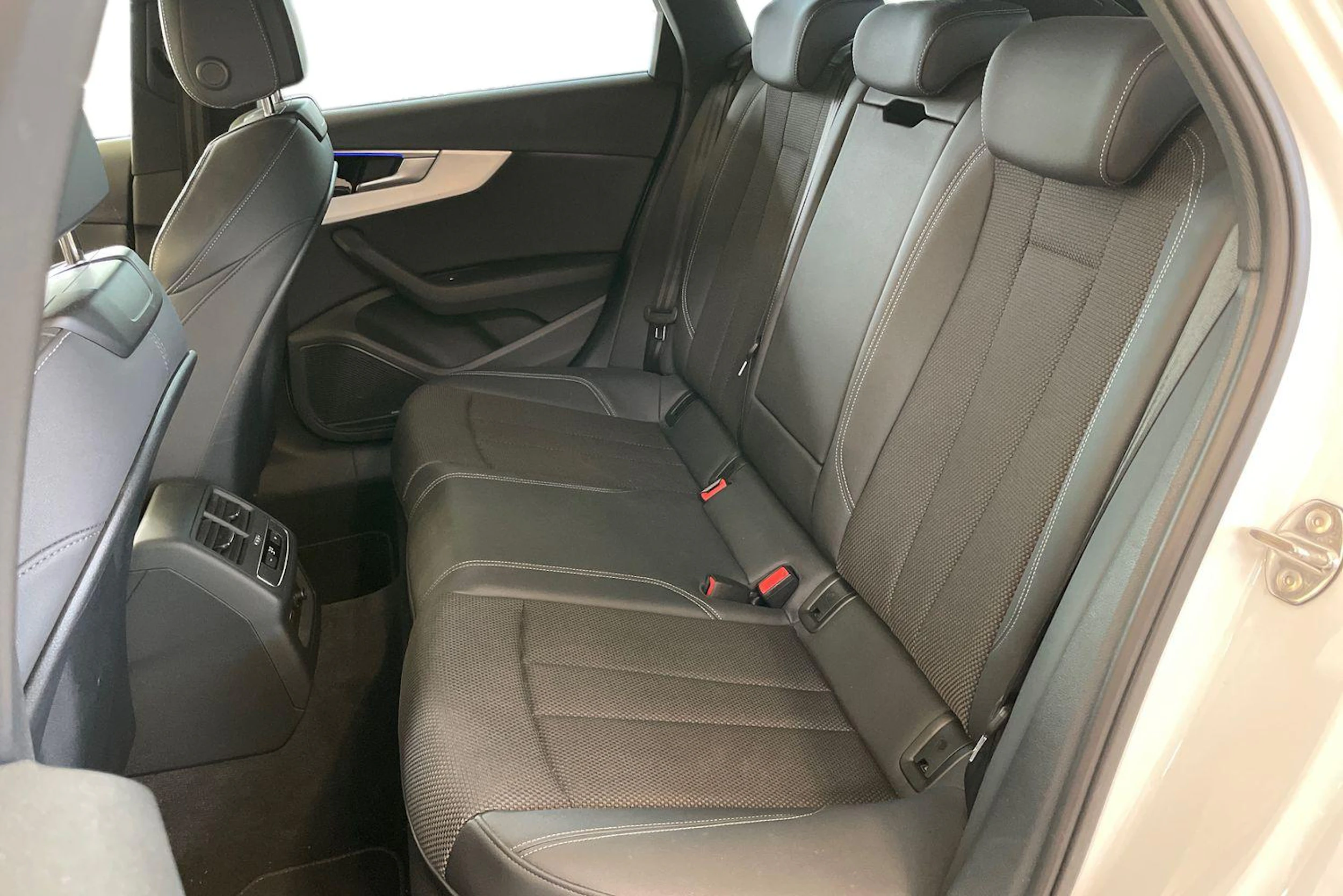 Valkoinen Audi A4 2023 kuva 11.