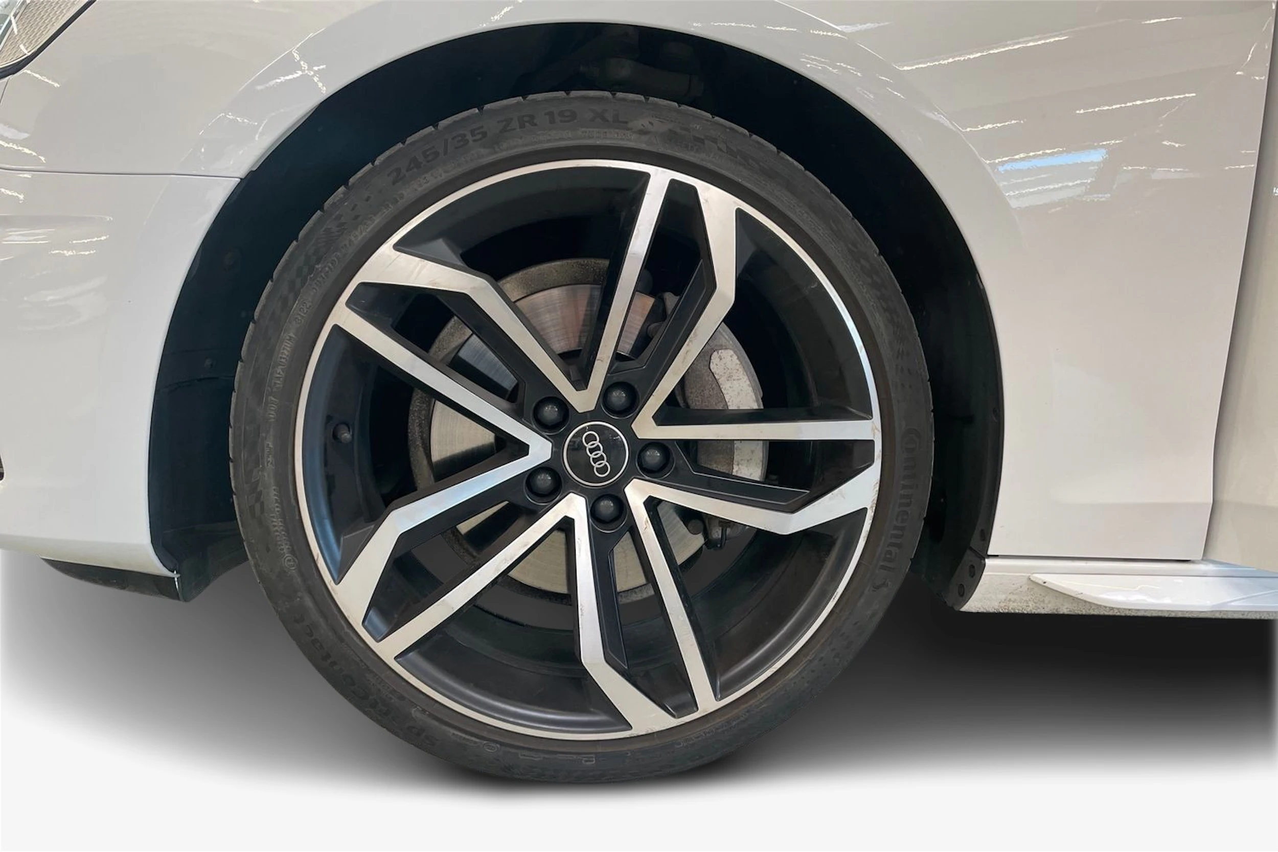 Valkoinen Audi A4 2023 kuva 12.