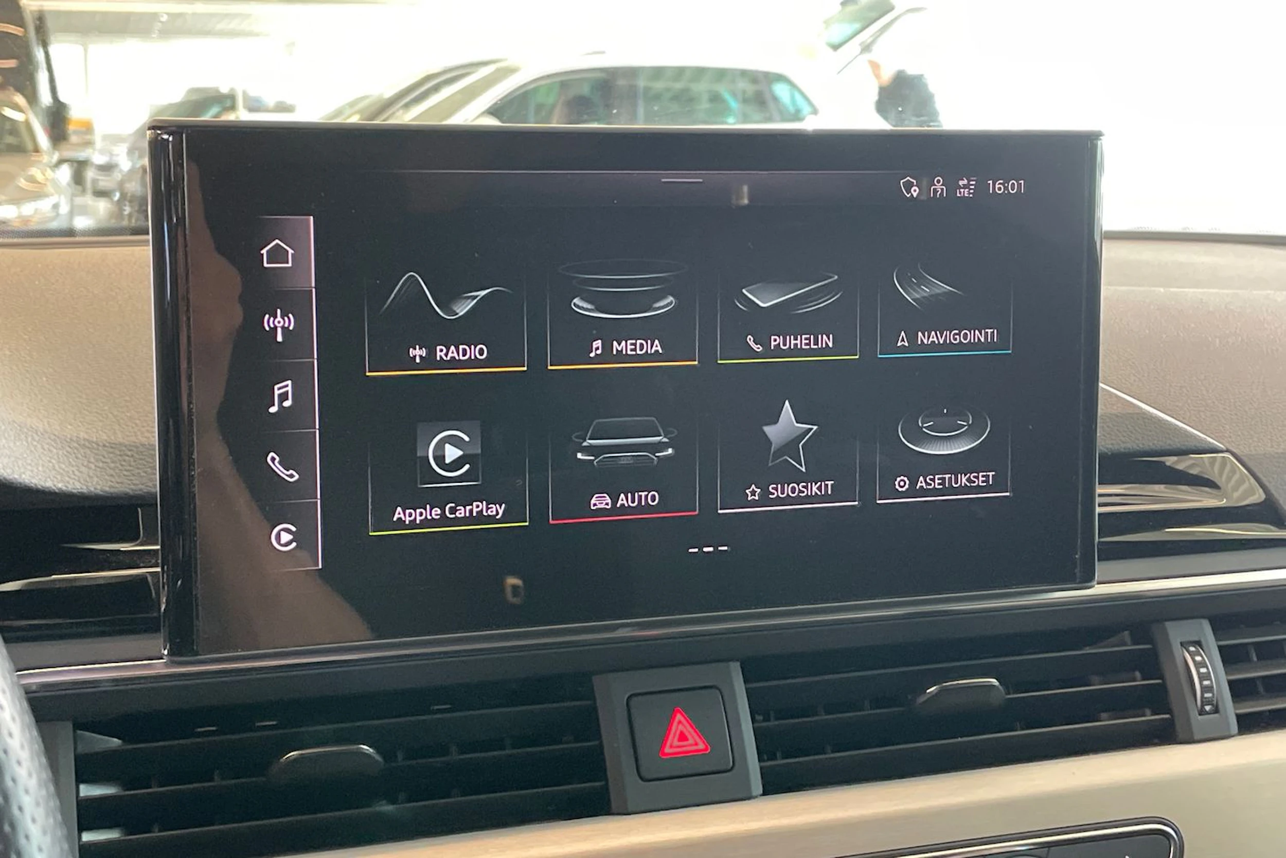 Valkoinen Audi A4 2023 kuva 21.