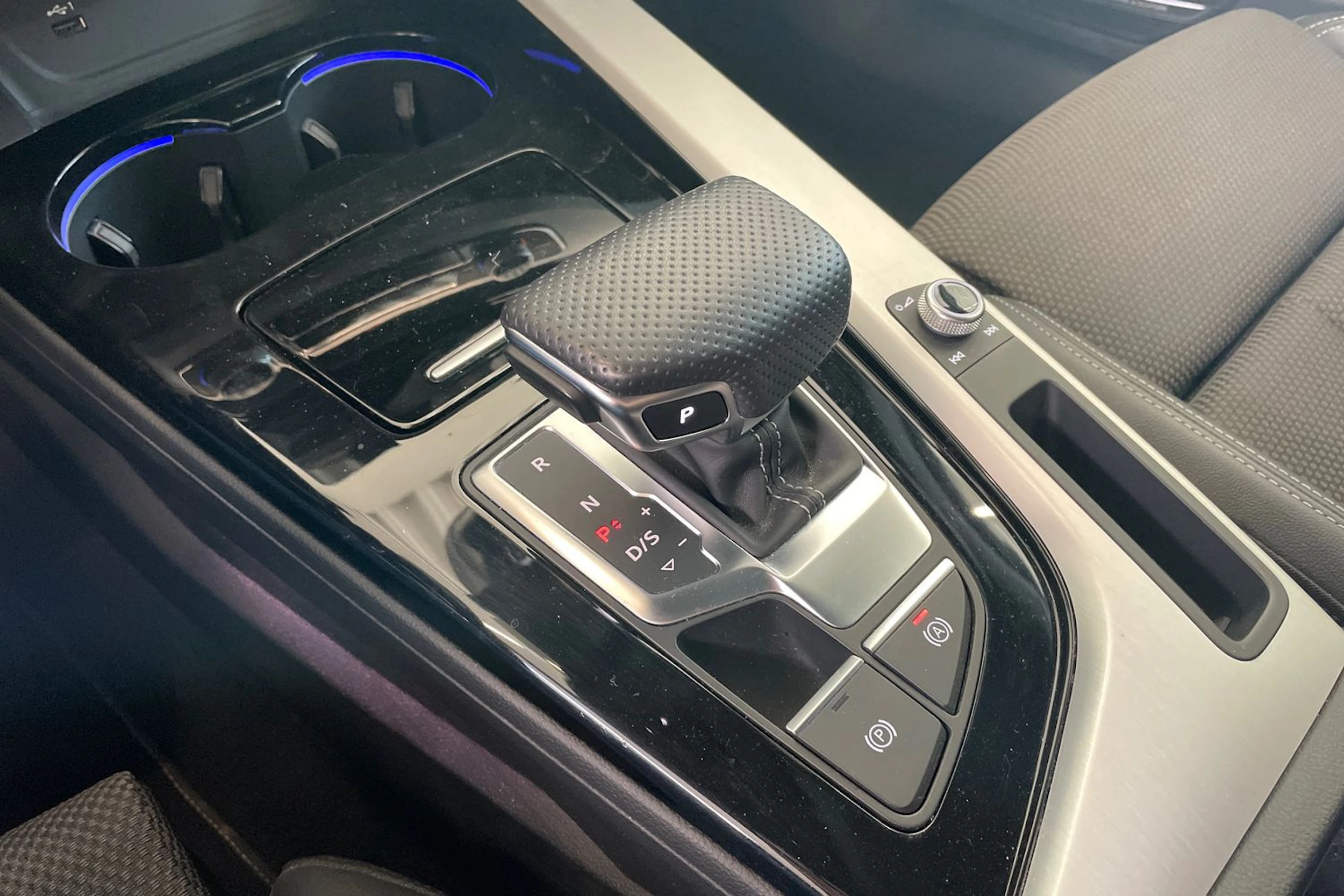 Valkoinen Audi A4 2023 kuva 24.