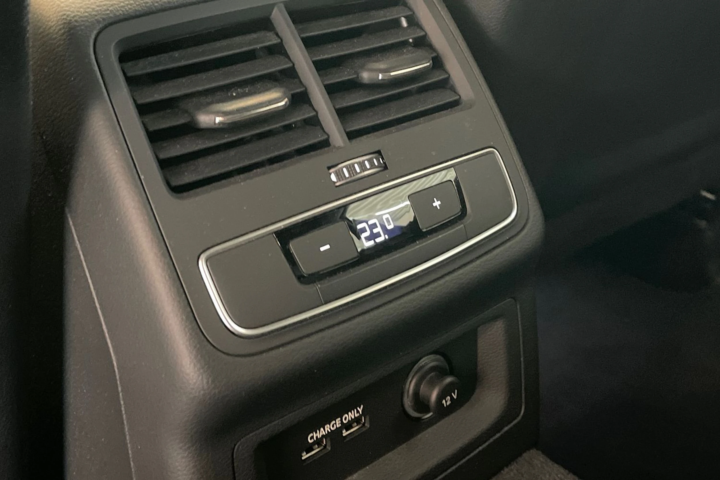 Valkoinen Audi A4 2023 kuva 26.