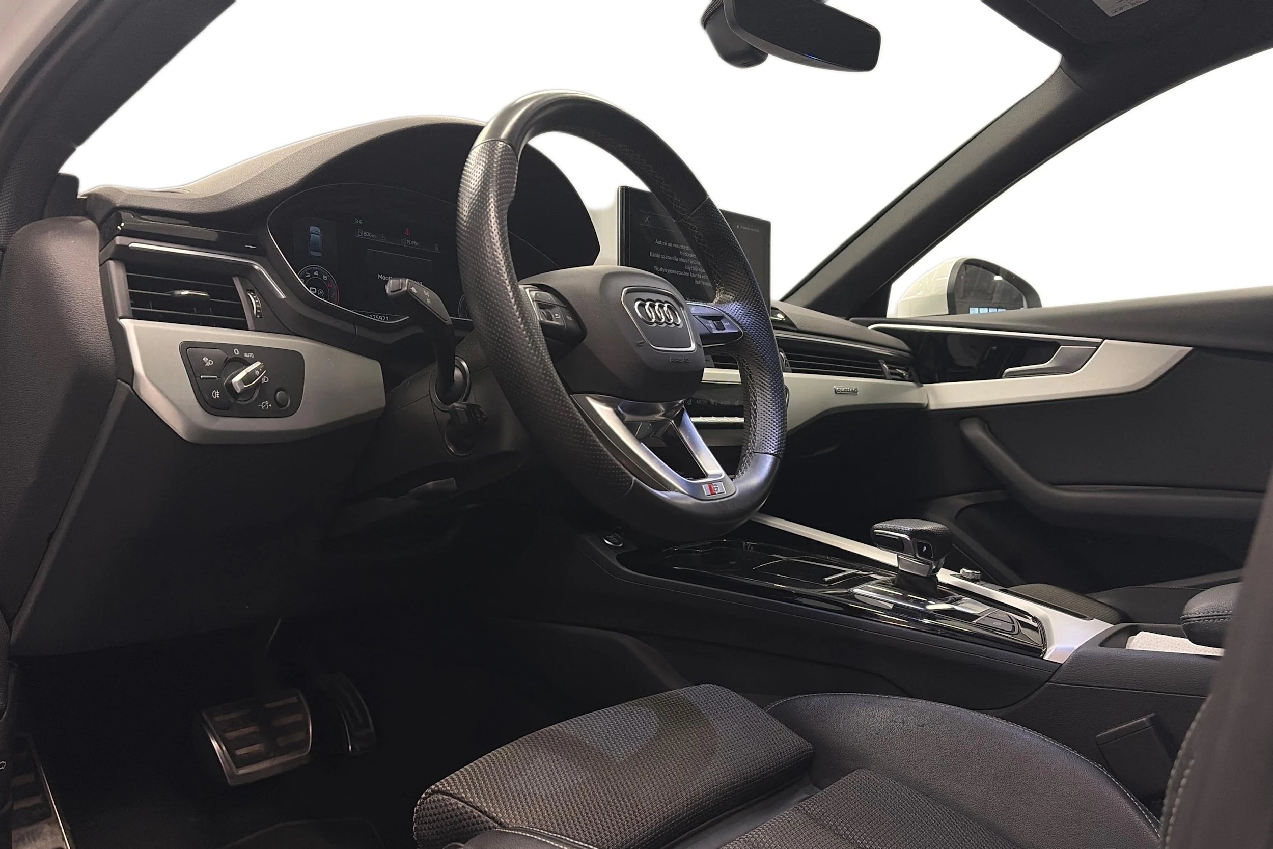 valkoinen Audi A4 2023 kuva 3.
