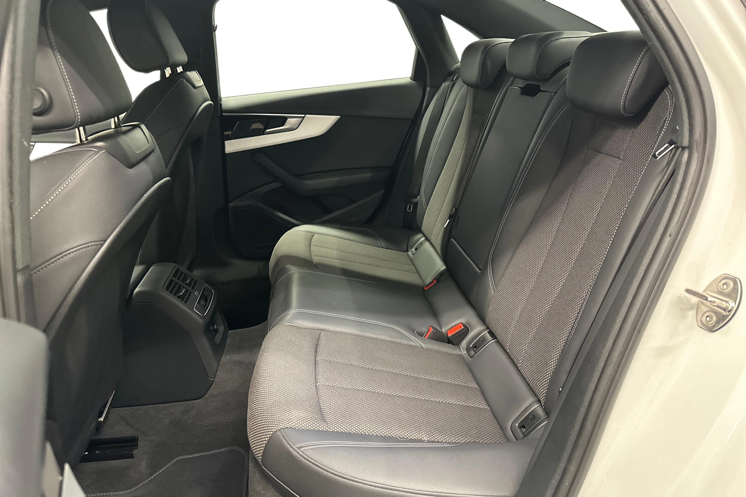 valkoinen Audi A4 2023 kuva 8.