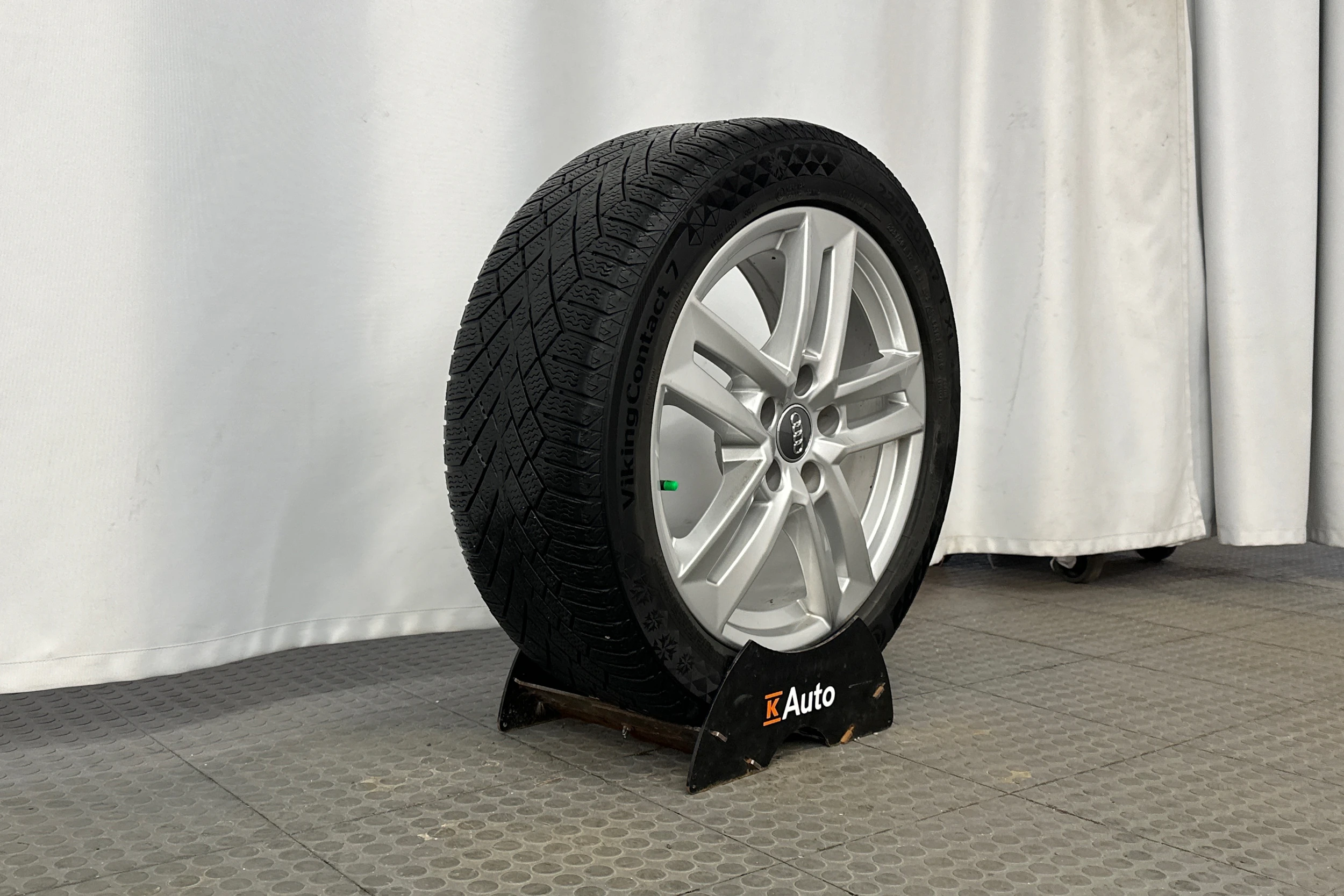valkoinen Audi A4 2023 kuva 10.