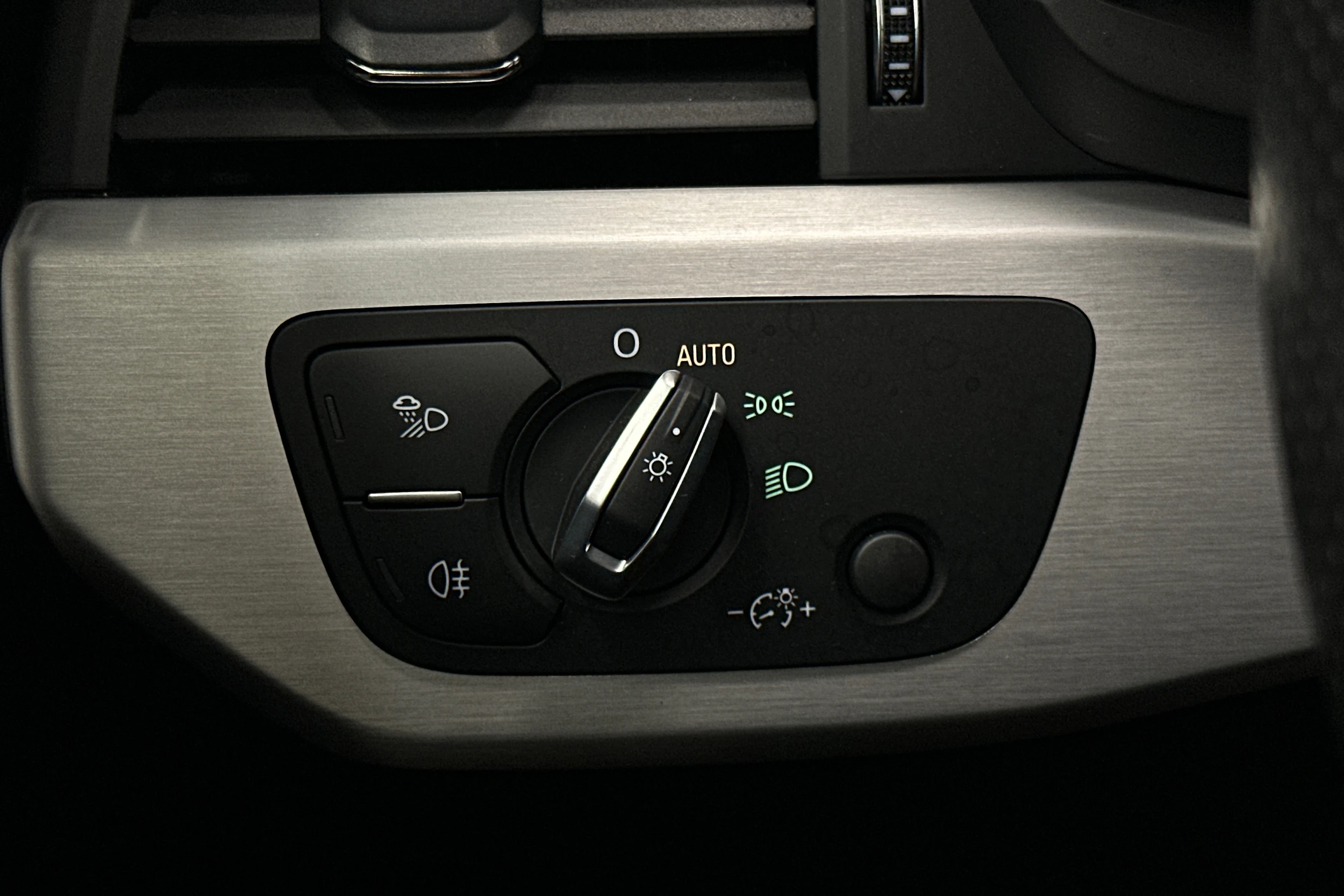 valkoinen Audi A4 2023 kuva 14.