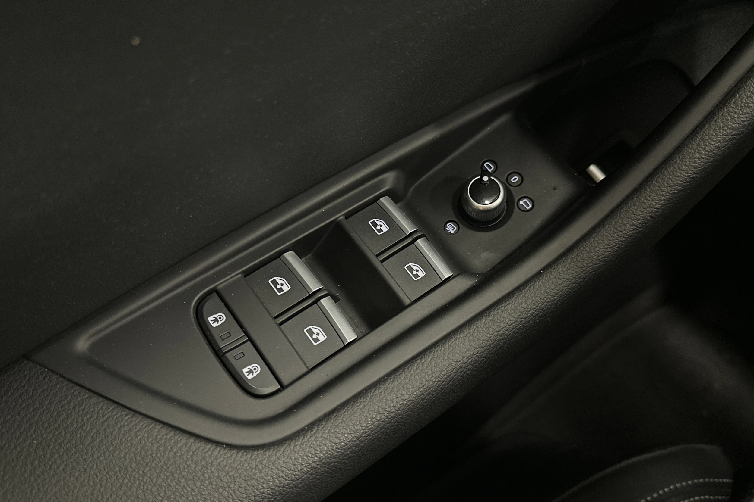 valkoinen Audi A4 2023 kuva 15.