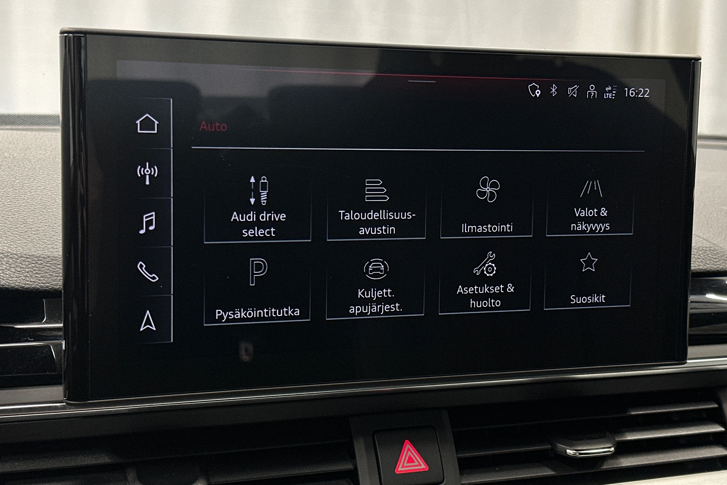 valkoinen Audi A4 2023 kuva 23.