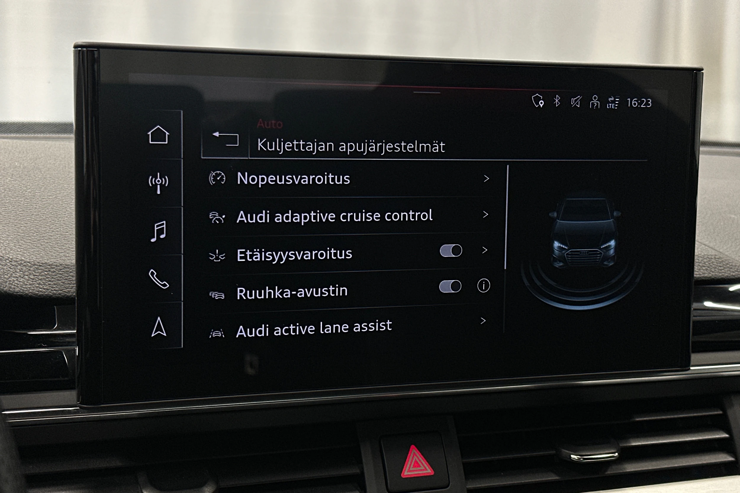 valkoinen Audi A4 2023 kuva 25.