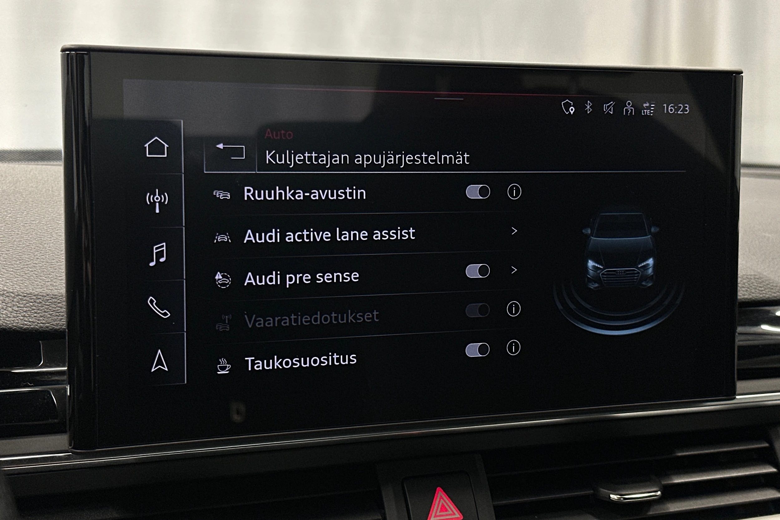 valkoinen Audi A4 2023 kuva 26.