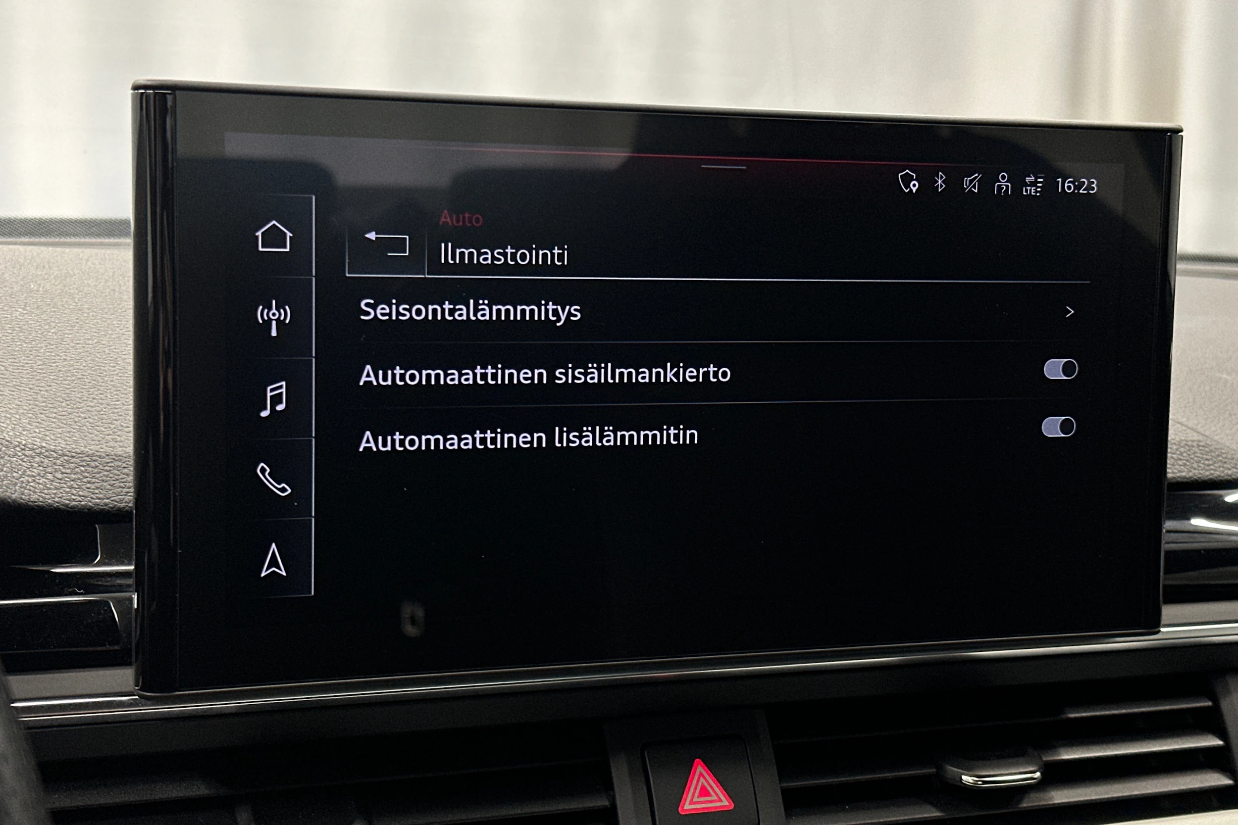 valkoinen Audi A4 2023 kuva 27.