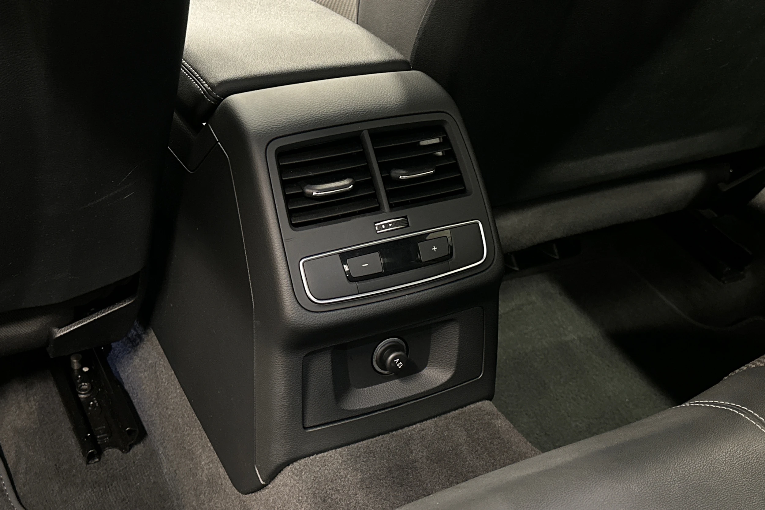 valkoinen Audi A4 2023 kuva 33.