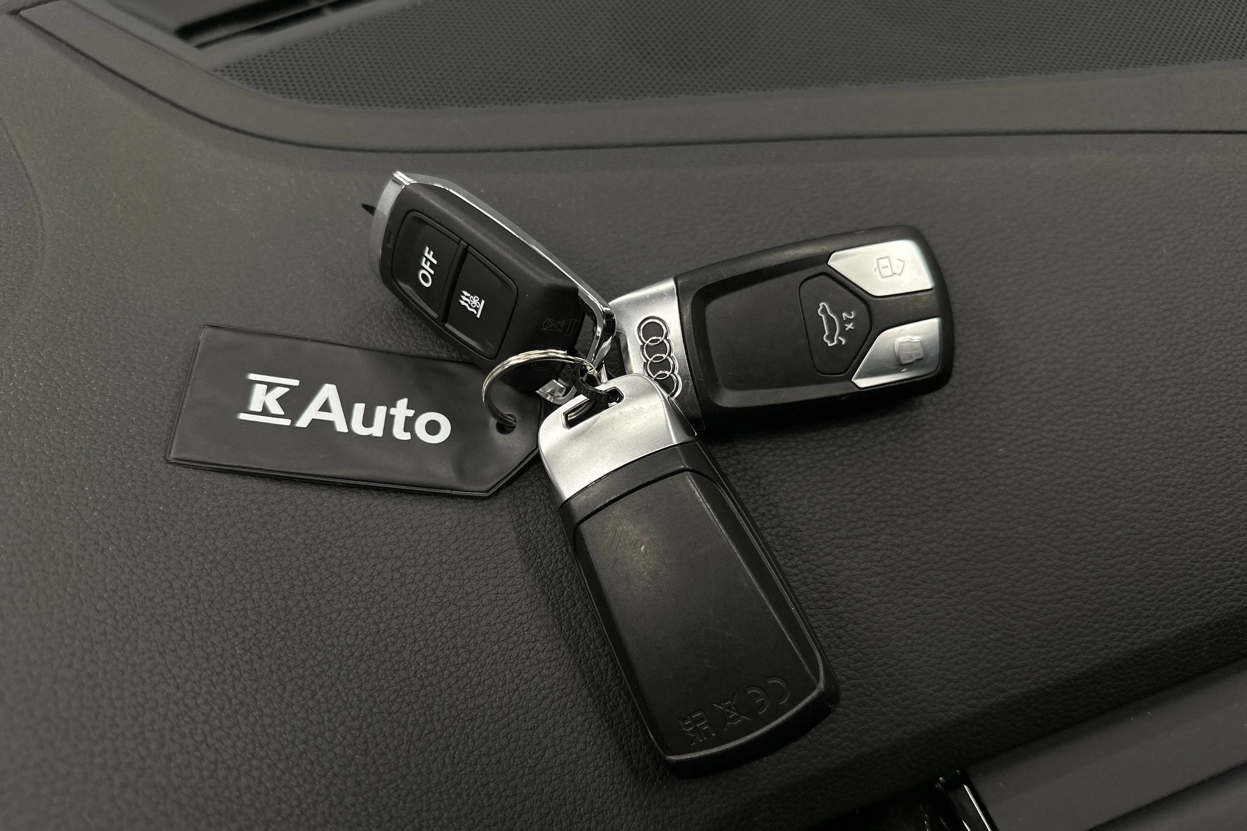 valkoinen Audi A4 2023 kuva 35.