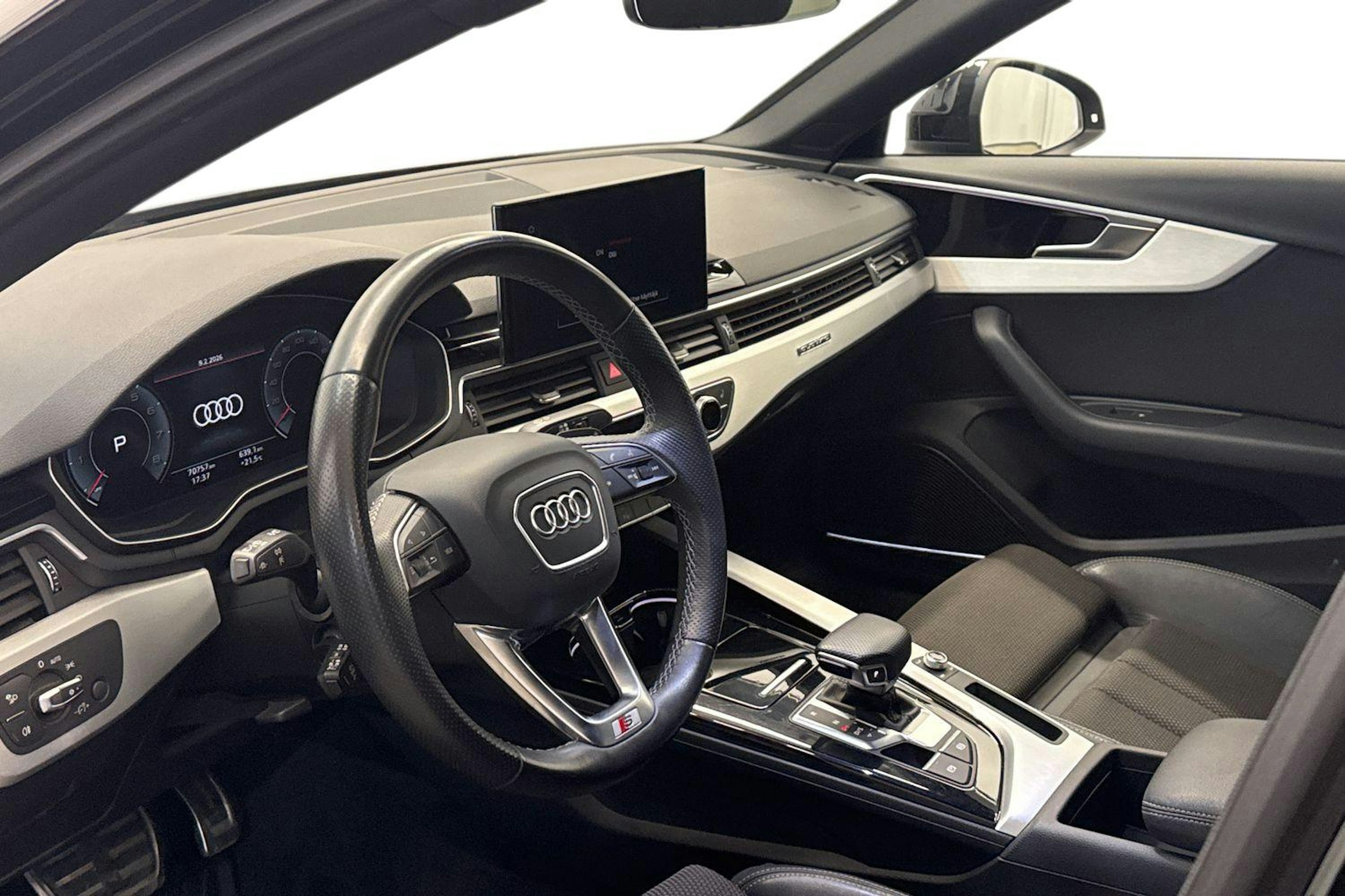 Musta Audi A4 2023 kuva 6.