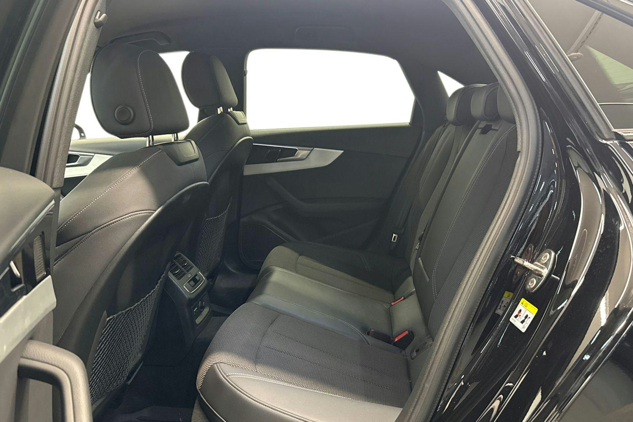 Musta Audi A4 2023 kuva 8.